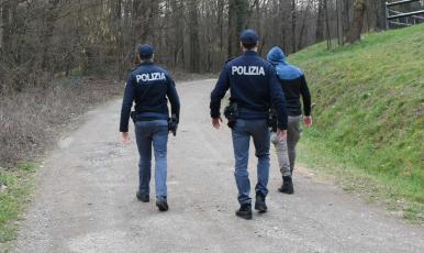 Droga, arrestati 5 marocchini: rifornivano i boschi del Lecchese